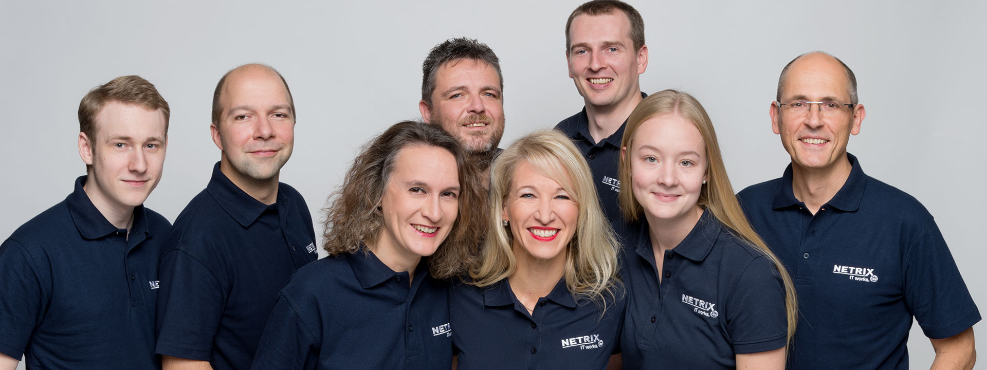 team-blau_720_netrix-it-service_jonas Techniker in blauen Polohemden